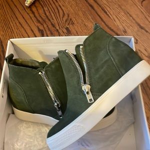 Steve Madden olive wedges